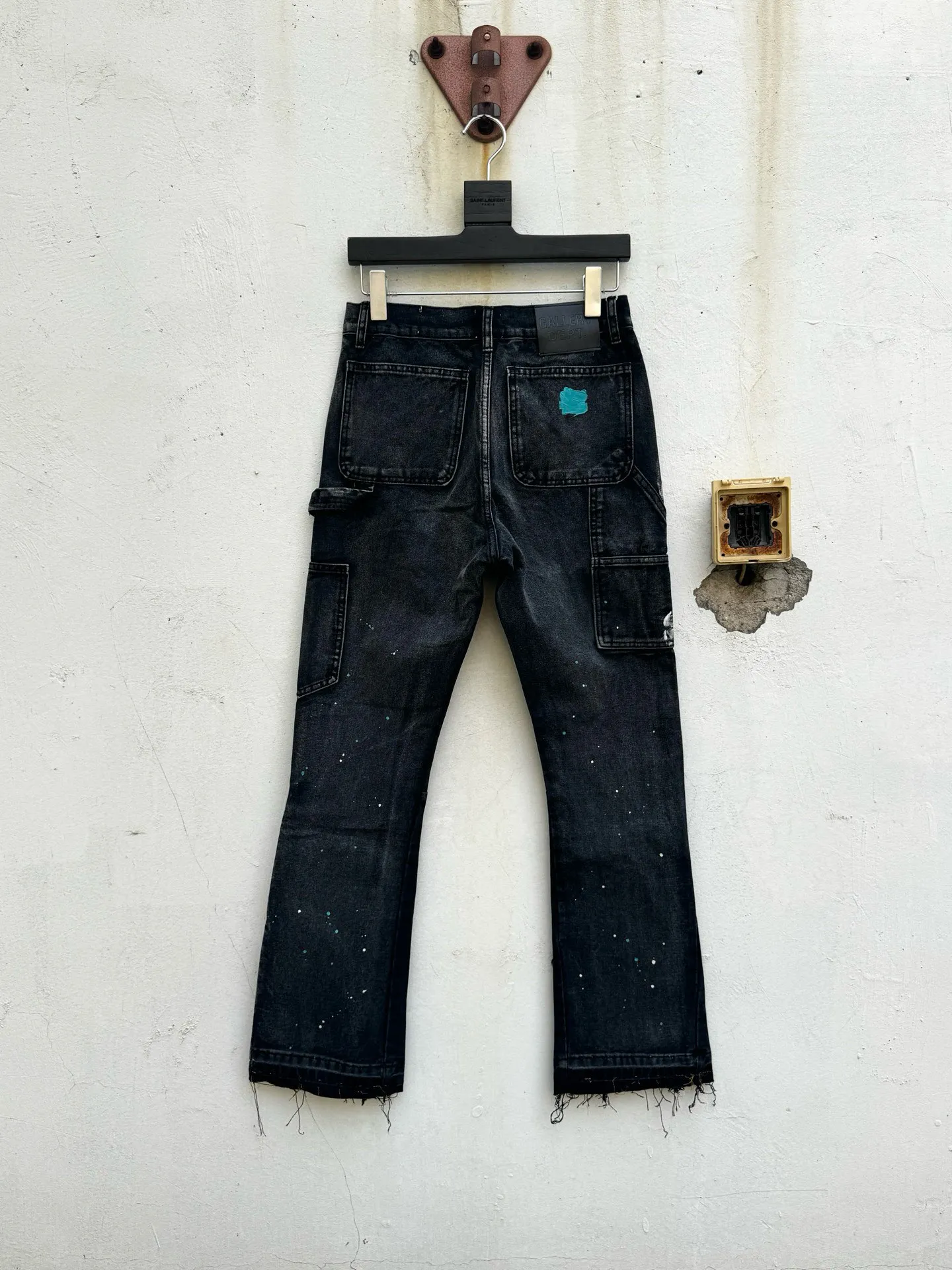 P250💰G95 GALLERY DEPT. Spliced ​​patches, ink-splashed denim bell-bottoms, washed distressed spliced ​​jeans, denim washing factory. During the process, the owner of the washing factory helped introduce a boss who once worked at the Levi OEM factory and then started his own business. This also paved the way for the following styles. Therefore, Levi's remodeled single product for the base plate is really familiar. Whether it is the fabrics supplied or the lathes used in production, there is nothing to choose from. -Color: Black -Size: S-XXL (corresponding to 28-36)